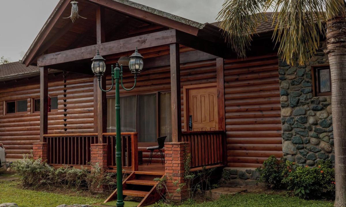 Urbanizacion Raul Ruiz Cabin | Wooden Nest Cabin: Cozy shelter/access to the river and swimming pool.