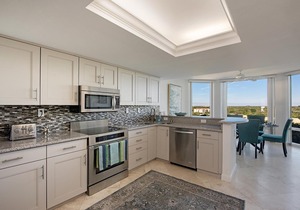 PELICAN BAY-STUNNING VIEWS PRIVATE BEACH AVAIL DEC 2021