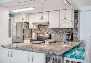 Top Remodel of a gorgeous Diamond Head Oceanfront Lanai Condo - Sleeps 4