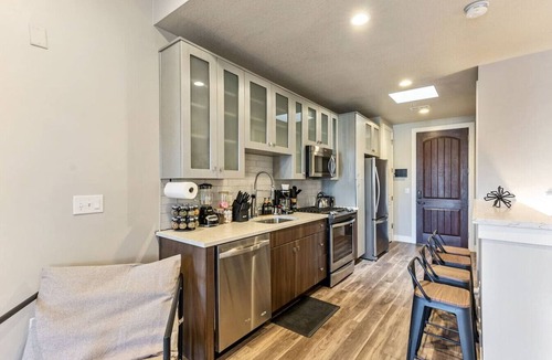 Downtown Salt Lake City Apartment | 1min Delta+Salt Palace |King Bed |Gym