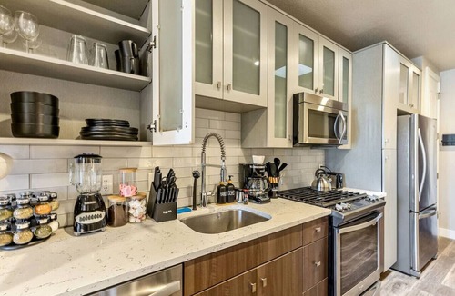 Downtown Salt Lake City Apartment | 1min Delta+Salt Palace |King Bed |Gym