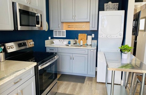 Tantalus Condo | 2-bedroom 1 bath bright condo with free parking