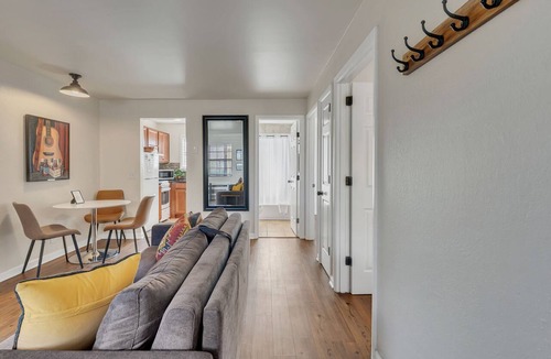 West End Apartment | 2 Bedroom 1 Bathroom 1 mile from Broadway!
