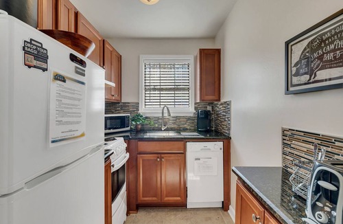 West End Apartment | 2 Bedroom 1 Bathroom 1 mile from Broadway!