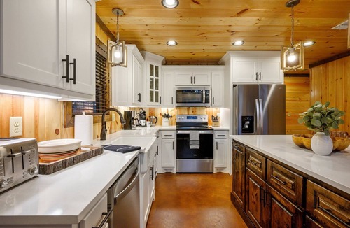 Hochatown Cabin | 2 BR Cabin W/Loft, Playset, Firepit, Hottub, Billards Table, Arcade