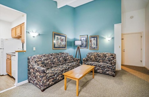 West Bridgewater Hotel | 208 Cedarbrook One bedroom Queen Suite