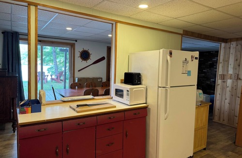 Hadley Cabin | 3 Bedroom Lakefront cabin - no crossing the road to get to the lake!