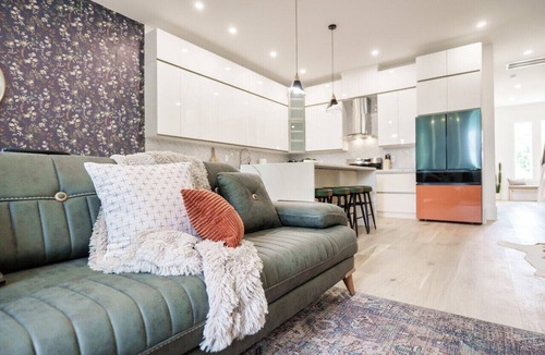 Berry Hill House | 4 br - 4 ba - Rooftop - Sleeps 6 - 2 Car Garage!