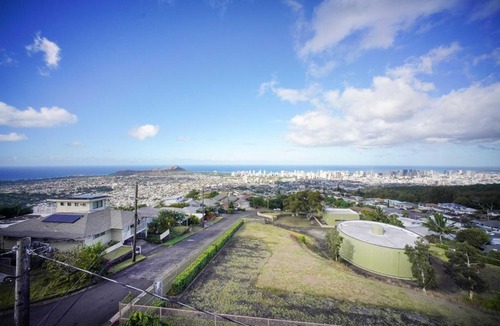 Diamond Head - Kapahulu - St. Louis Apartment | 4 Mi to Beaches: Honolulu Hideaway w/Views!
