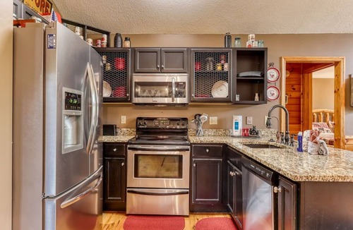 Sevierville Cabin | 5 minutes to Pigeon Forge fun! Tranquil setting. Hot tub, game room, fire pit.