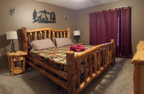 Sevierville Cabin | 5 minutes to Pigeon Forge fun! Tranquil setting. Hot tub, game room, fire pit.