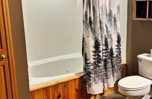 Sevierville Cabin | 5 minutes to Pigeon Forge fun! Tranquil setting. Hot tub, game room, fire pit.