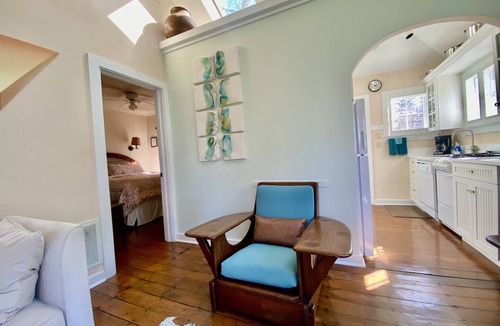 Union Pier Cottage | 75 Paces to Beach Stairs! 2 MINUTE WALK to Private Beach, 9 MIN to public beach