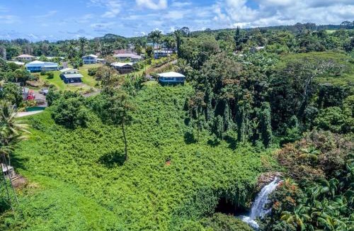 Honomu House | Akaka Falls 6BR Ocean View Retreat with Hot Tub