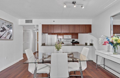 Brickell Apartment | Amazing 1 Bed in Brickell key W/FREE PKG