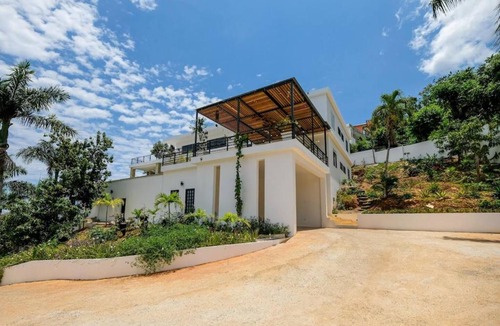 La Iglesia House | Beach & Mountain Villaterrenaspoolbbq6Br
