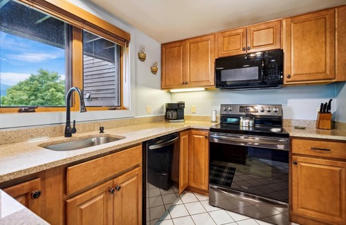 Killington Condo | Beautiful decorated Condo, pool, hot tub, great Killington Views - Highridge B6