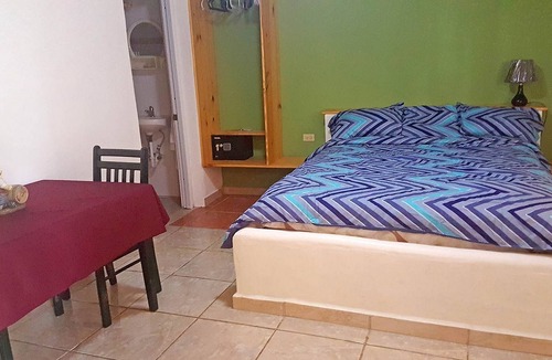 La Mulata Hotel | Budget hotel room in La Mulata, with fans/internet/cable TV/parking