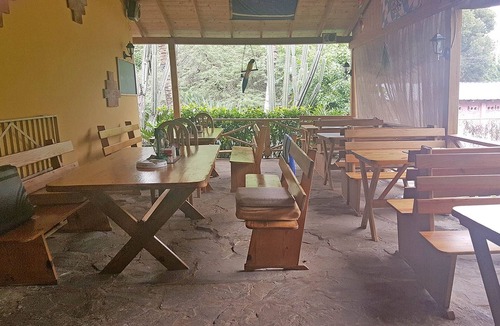 La Mulata Hotel | Budget hotel room in La Mulata, with fans/internet/cable TV/parking