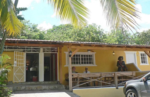 La Mulata Hotel | Budget room with cable TV/Internet in hotel with on-site restaurant
