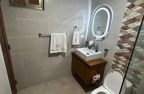 Renacimiento Apartment | Bueno, Bonito y Barato! Las 3 Bs estan aqui! A 2 cuadras del Downtown Center!