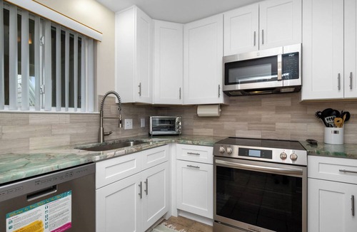 Caswell Beach Condo | Captains Choice: Oceanfront Condo with Covered Balcony and Community Pool