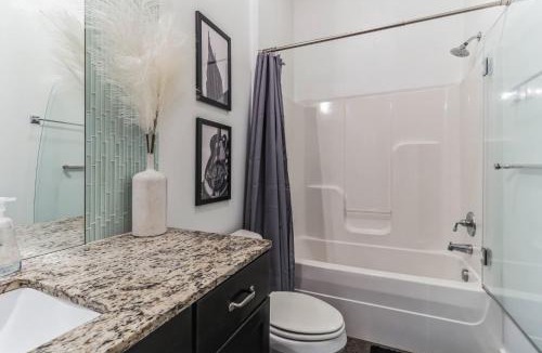 West End House | Centennial Park Condo Near Broadway Sleeps 4