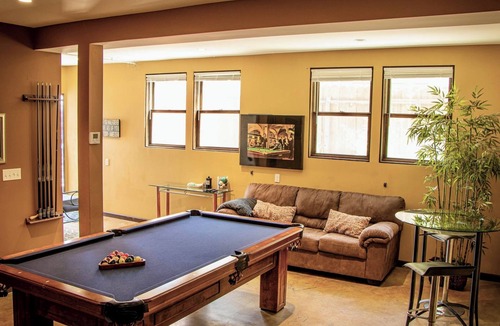 West Alameda House | Charming 1-bedroom flat in Alameda w/pool table