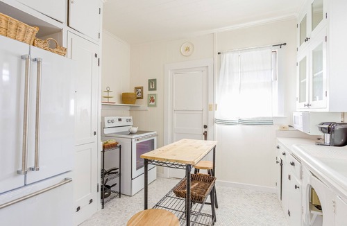 Diamond Head - Kapahulu - St. Louis Cottage | Charming cottage close to everything - walk to beach, zoo, & park