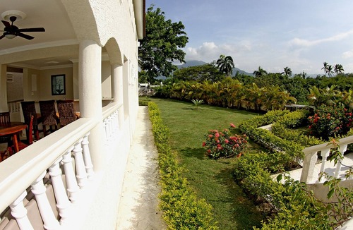 Cofresi Villa | Cheerful 4 bedroom Villa with Pool
