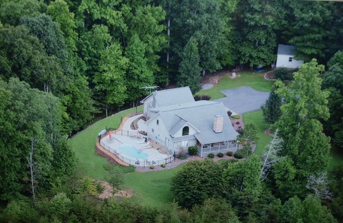 Pinnacle Cabin | Come to "LOG OUT" and have fun!