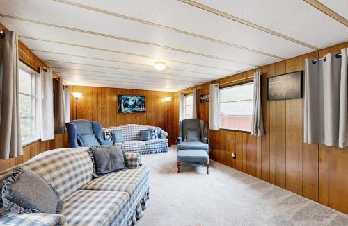 Bridgewater Corners House | Cozy Dennis Retreat