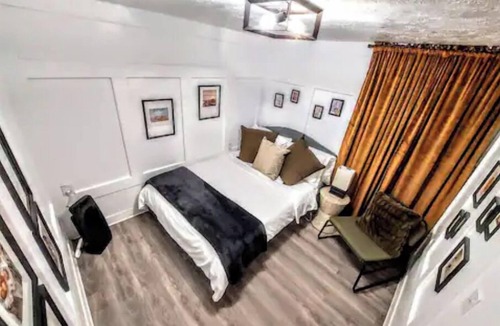 South Salt Lake Ski Chalet | Creative Chalet - 3 King Beds! 4 rooms! Gig Wifi⚡️