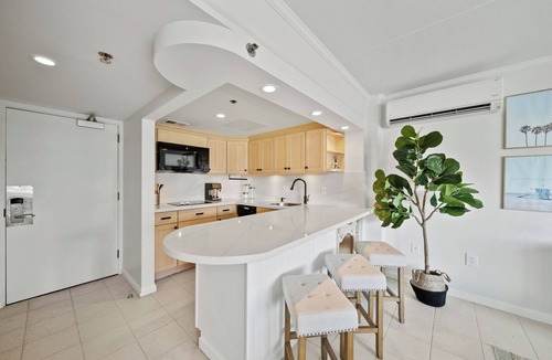 Waikiki Condo | Delightful City View 1 BDRM Condo, Queen Bed w/Kitchen & AC at the Ilikai