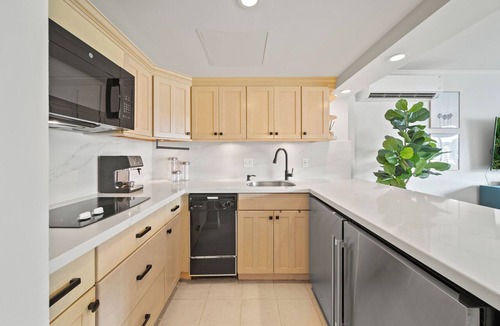 Waikiki Condo | Delightful City View 1 BDRM Condo, Queen Bed w/Kitchen & AC at the Ilikai