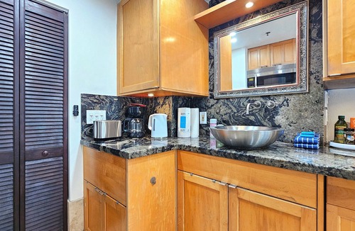Waikiki Apartment | Diamond Head view Studio in Waikikiᨒ ⛰︎ ོ ☀︎𓂃⛱—Pool+A/C—½Block to Waikiki Beach