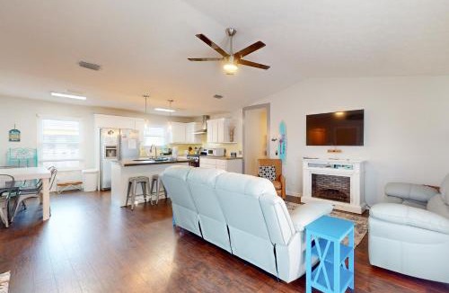 Holiday Beach House | Dog-friendly home near beach with enclosed yard grill W&D AC garage & WiFi
