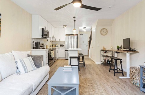 Enchanted Lake Apartment | Downtown Kailua Steps to shops W/D Parking