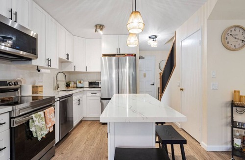 Enchanted Lake Apartment | Downtown Kailua Steps to shops W/D Parking