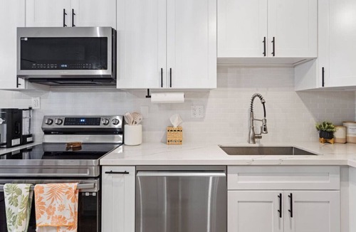 Enchanted Lake Apartment | Downtown Kailua Steps to shops W/D Parking