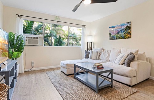 Enchanted Lake Apartment | Downtown Kailua Steps to shops W/D Parking