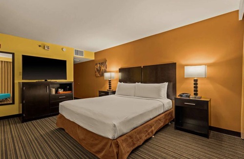 Western Honolulu Hotel | Effortless Airport Access with Swimming Pool & Shuttle | King Bed with City View