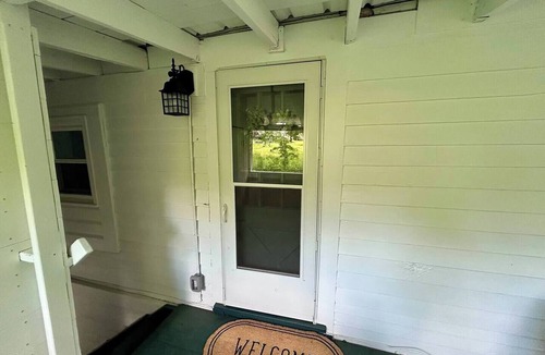 Bolton Landing Cottage | Fabulous 1-bedroom cottage with AC in Bolton Landing