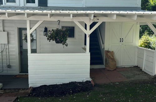 Bolton Landing Cottage | Fabulous 1-bedroom cottage with AC in Bolton Landing