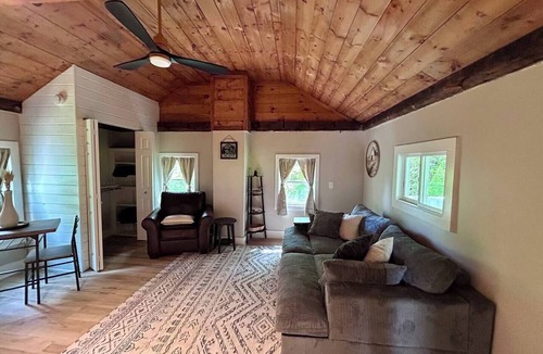 Bolton Landing Cottage | Fabulous 1-bedroom cottage with AC in Bolton Landing