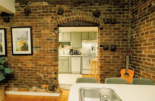 Virginia Highland Apartment | Fall Fun Spot Little 5 Parade & Musicfest King Bed