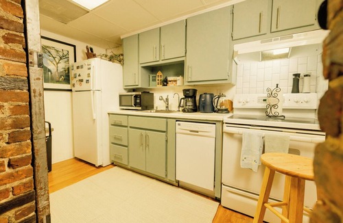 Virginia Highland Apartment | Fall Fun Spot Little 5 Parade & Musicfest King Bed