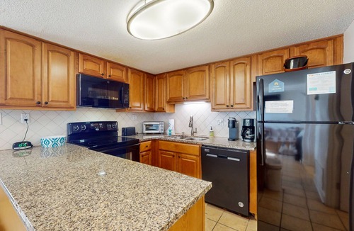 Laguna Beach Estates Condo | Fifth-floor condo with pool, amazing ocean view, high-speed WiFi, & washer/dryer