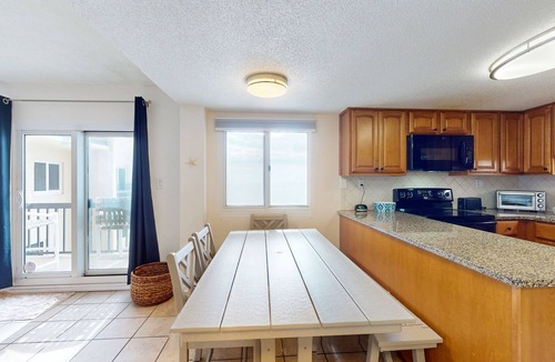 Laguna Beach Estates Condo | Fifth-floor condo with pool, amazing ocean view, high-speed WiFi, & washer/dryer