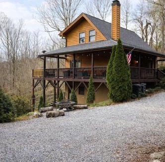Vein Mountain House | Fox Lake Cabin Retreat! Hot Tub, Games, Fire Pit, Sleeps 8